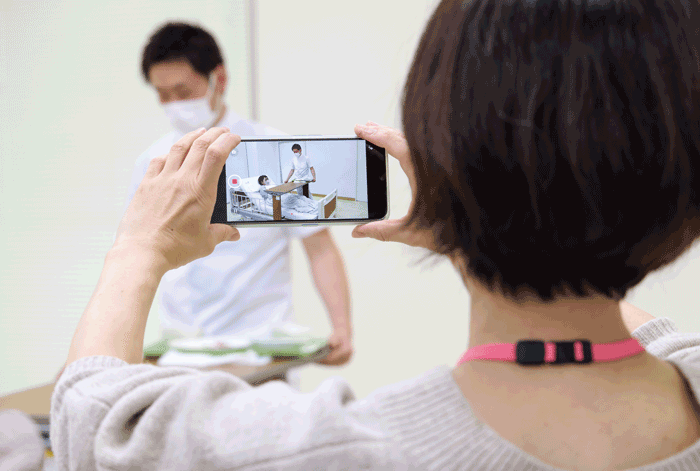 配膳の場面を舞台にしたロールプレイの様子。看護師が退室後にどのような問題が生じるかを考えさせる内容に