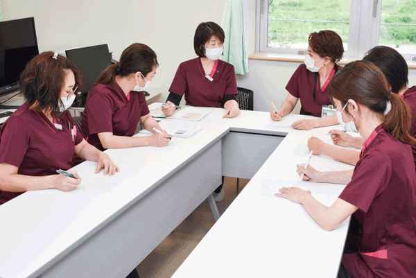 中央診療検査部専従看護師6名による打ち合わせの様子