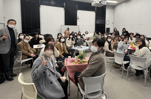 ユニ・カフェにはさまざまな病院看護師が参加。大学内での交流であるため学生たちも緊張せずに疑問・質問を投げかけられたようだ