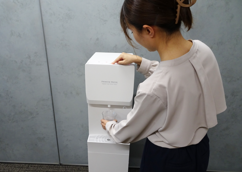 「冷水」ボタンを押してグラスに透明な天然水を満たし・・・
