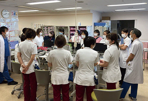 医師、助産師、薬剤師、退院調整看護師、リエゾンナース、ケースワーカーが参加する多職種カンファレンスの様子