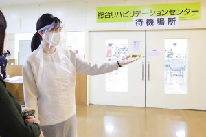 CAは受付業務、誘導、接種の介助などを担当。温かい対応と心地よい環境づくりで、来場者は落ち着いて接種できる