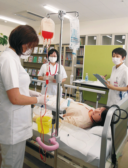 「輸血療法看護師」の実技試験の様子。実技試験は認定を取得するための最後の関門になる