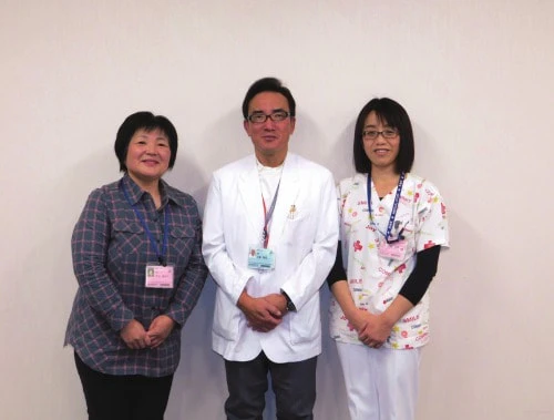 上野雅巳地域医療支援センター教授を中心に、中山美代子医療安全推進部次長 (左)