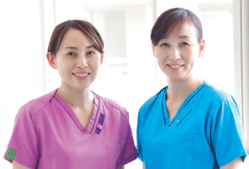 BLS研修の講師を務めた救急看護認定看護師の山崎朋子さん(左)と福島麻利子さん(右)
