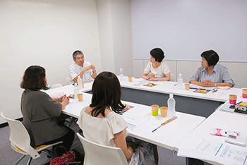 会談中の5人の写真