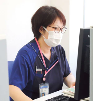 これに対し、退院支援は院外も含めて他部門との調整が主になります。