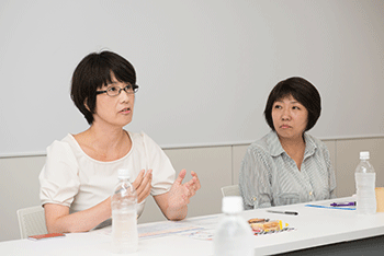会談中の小野さんと金井さんの写真