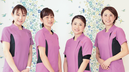 歯科衛生士のみなさん。左から芦田奏子さん、川島聡美さん、西部有里沙さん、辻真由美さん