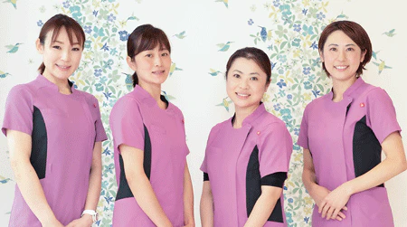 歯科衛生士のみなさん。左から芦田奏子さん、川島聡美さん、西部有里沙さん、辻真由美さん
