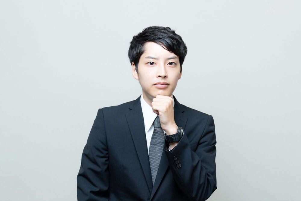 考えるスーツ姿の男性