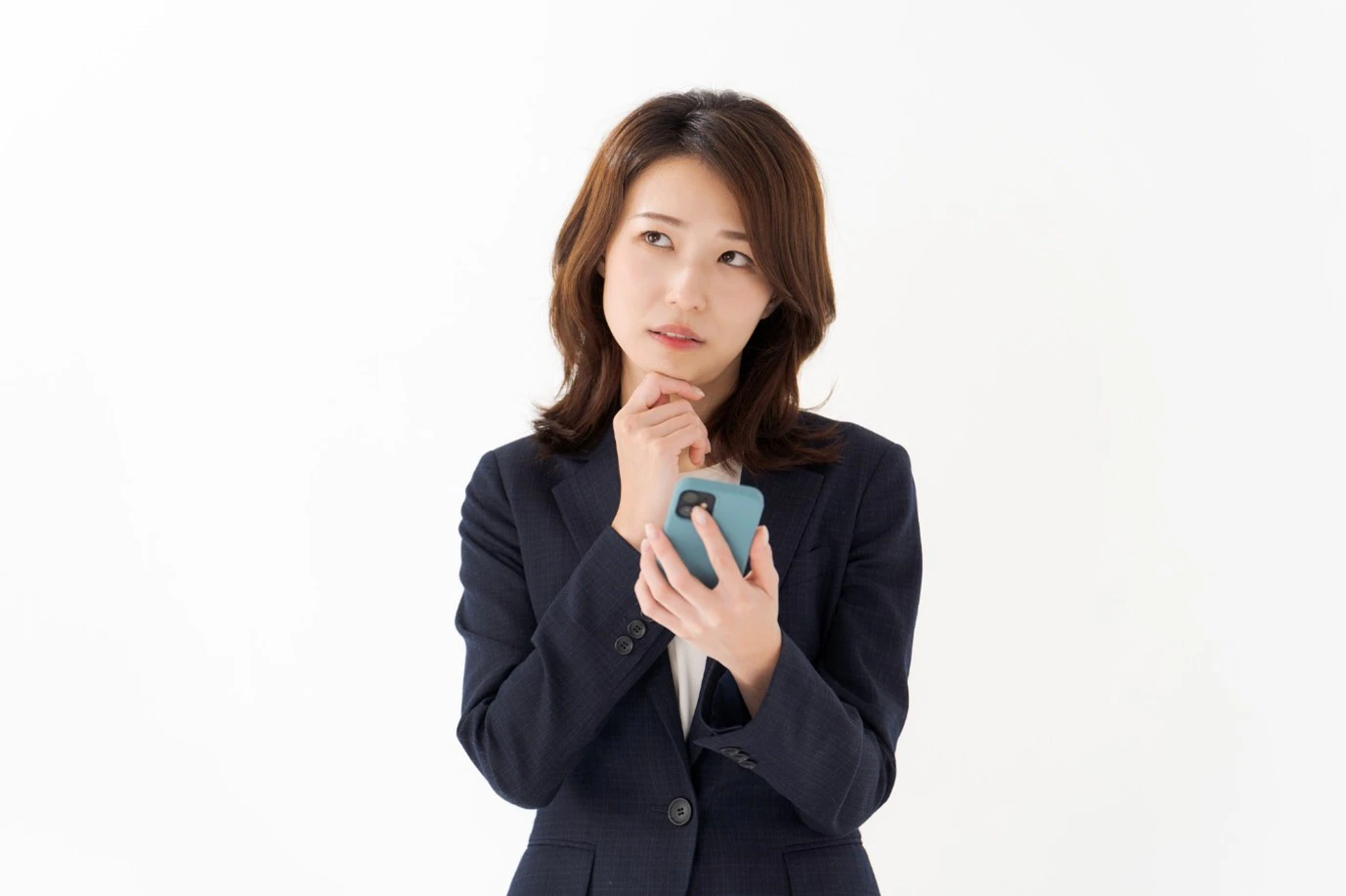 スマホを持って悩む女性