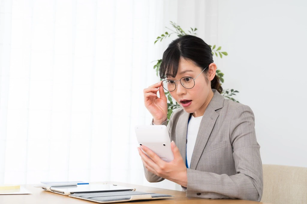 電卓を見て驚く女性