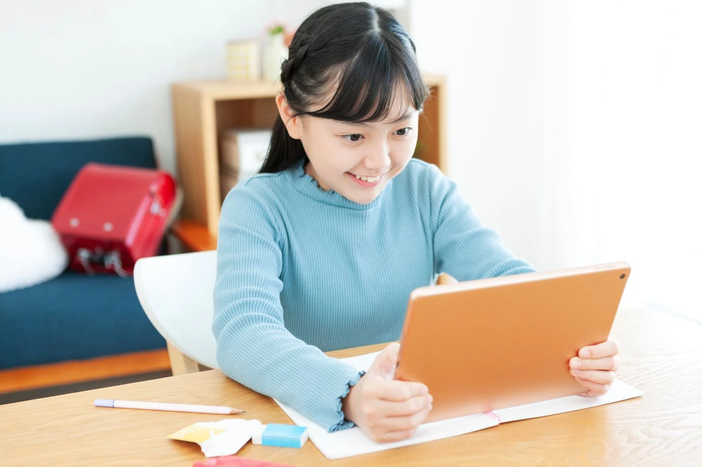 タブレットで学習を楽しむ女の子