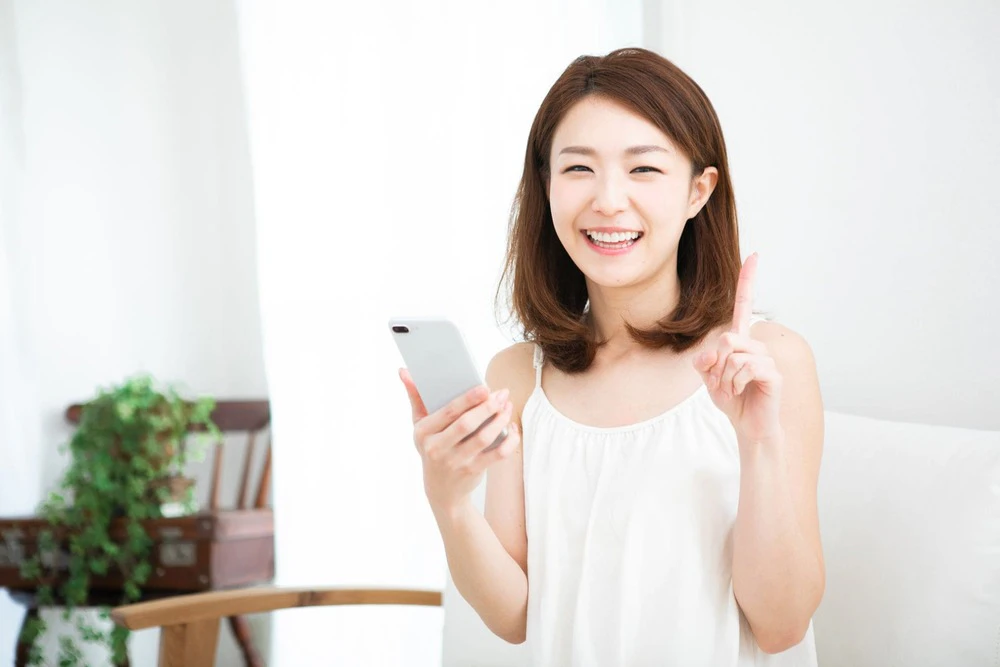 スマホのポイントを解説する女性