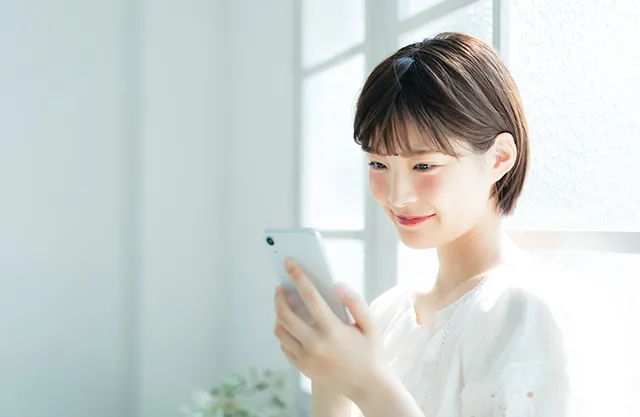 スマホをみている女性