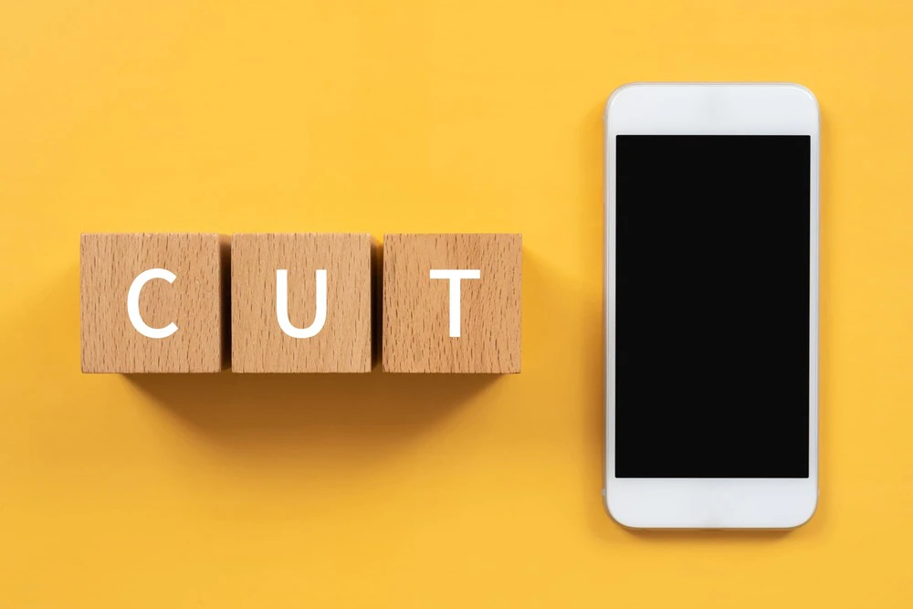 スマホと「CUT」の文字