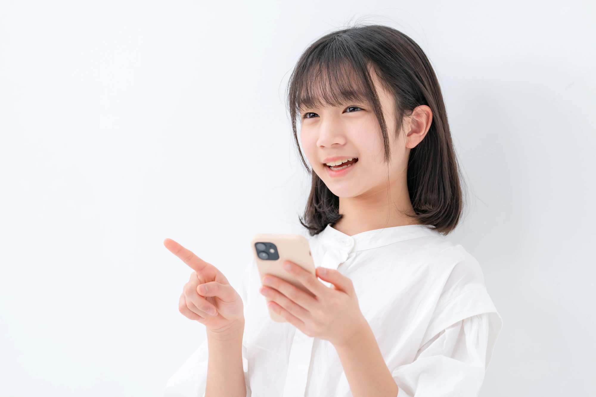 スマホを持って指を指す女の子