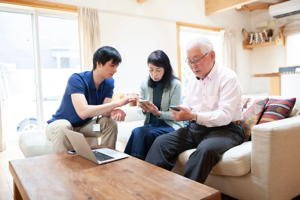 両親にスマホを教える男性