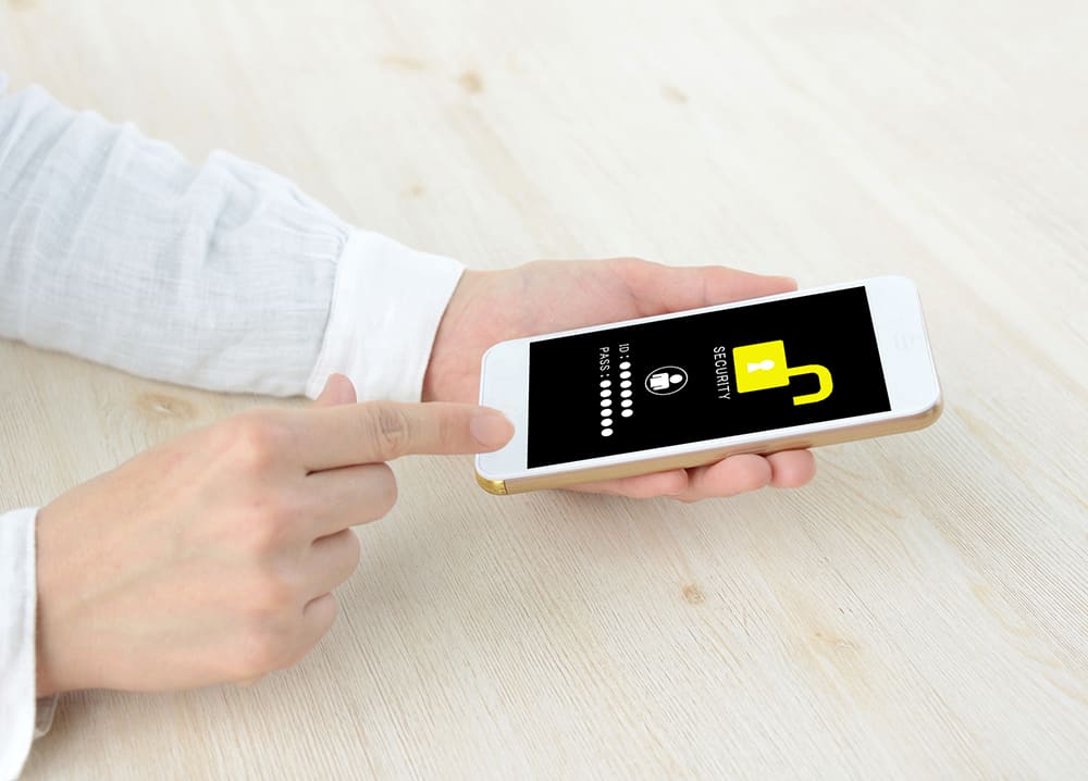 ロック解除をするスマホ