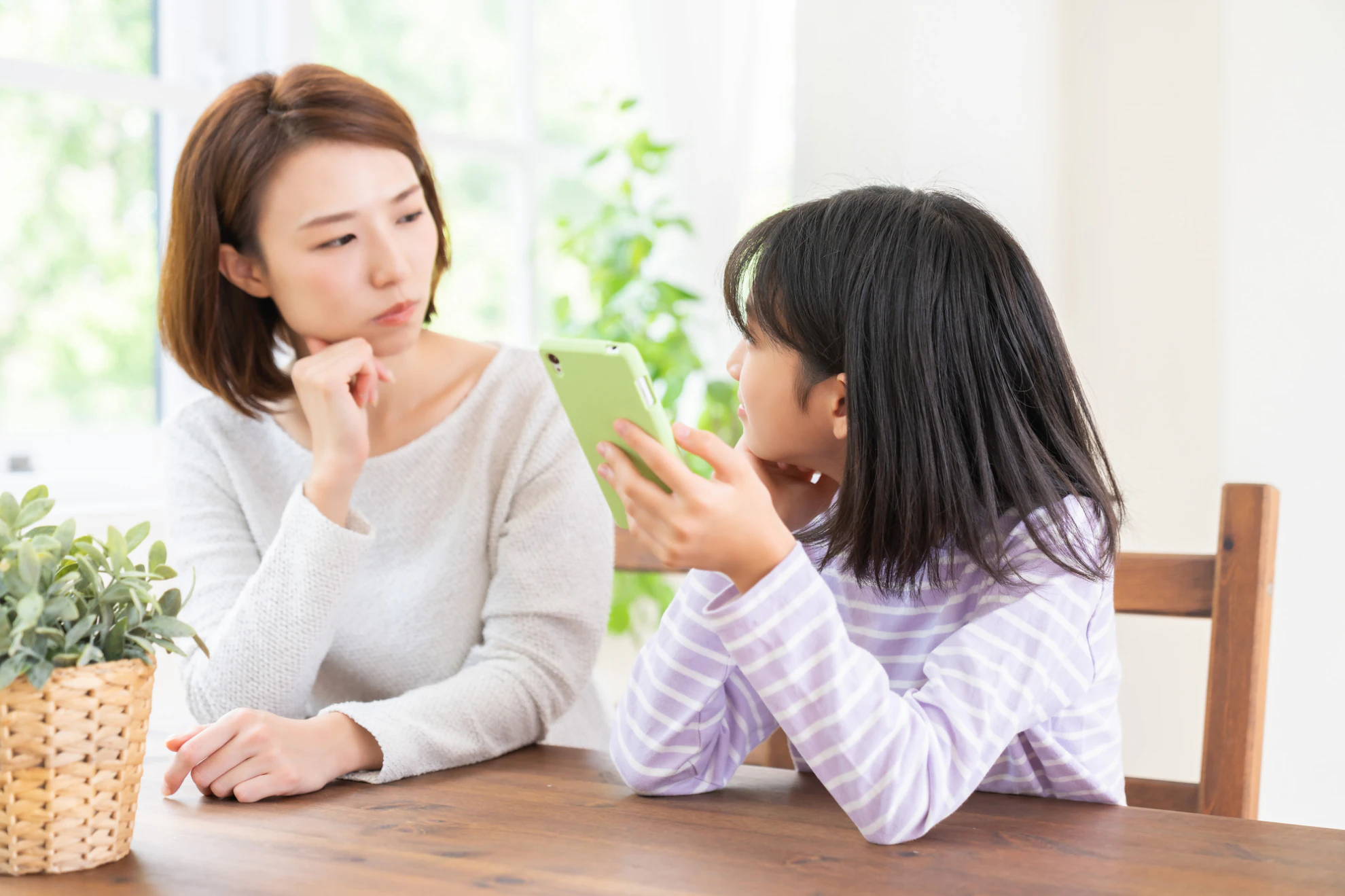 スマホについて会話する母と子