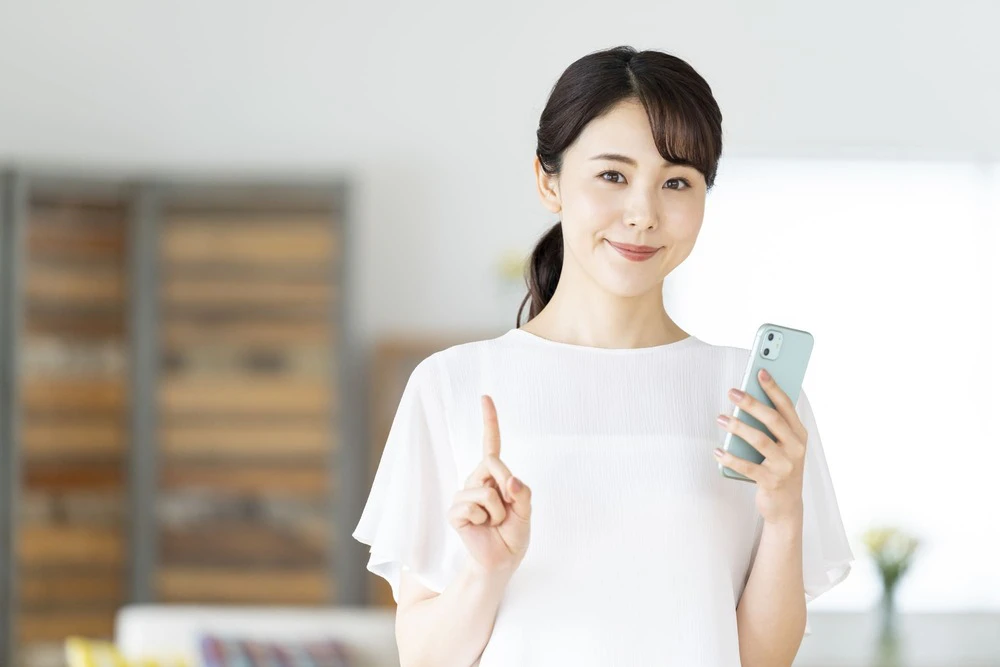 スマホのポイントを解説する女性