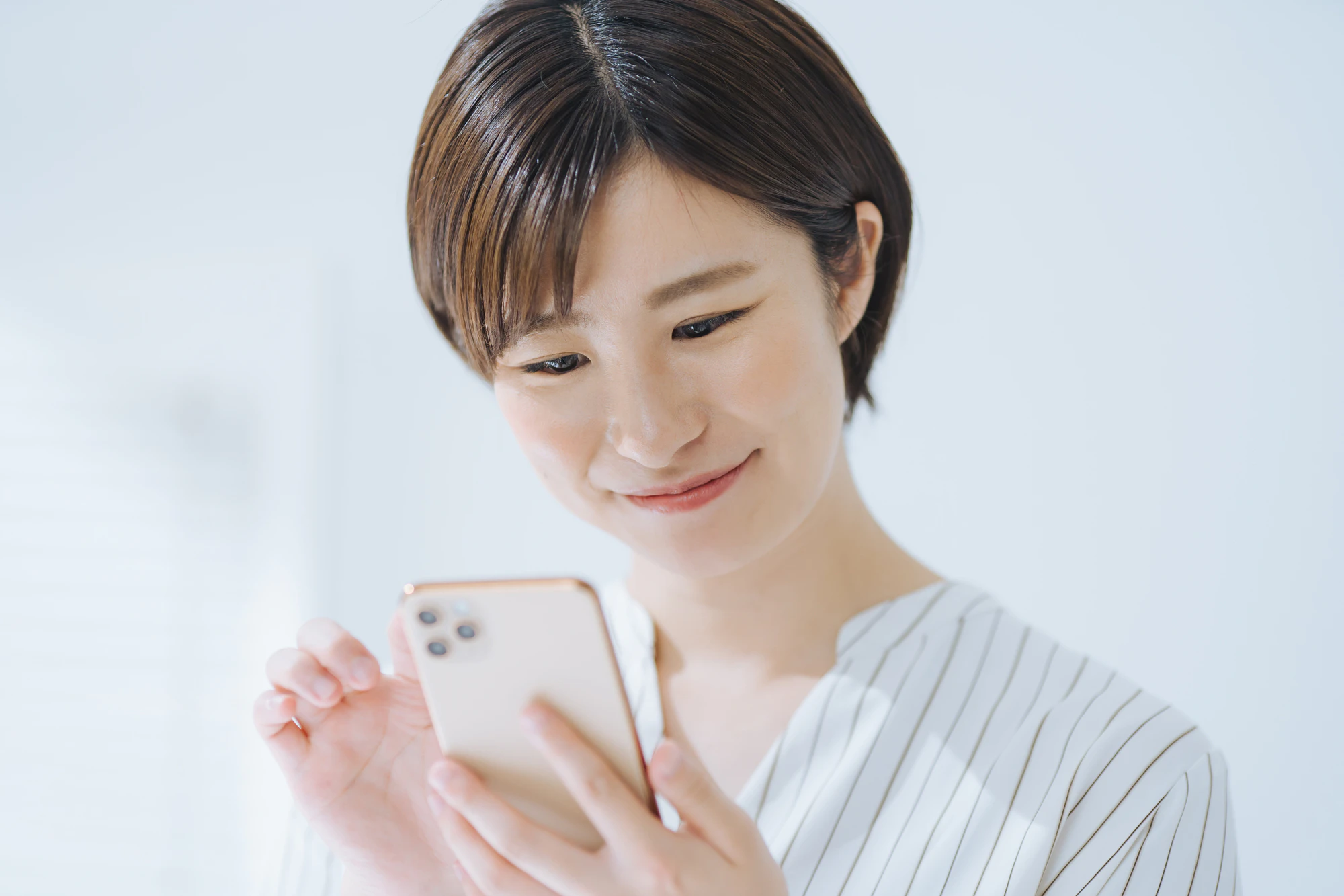 スマホを操作する女性