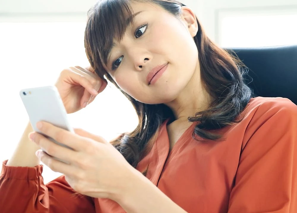 スマホを見る女性