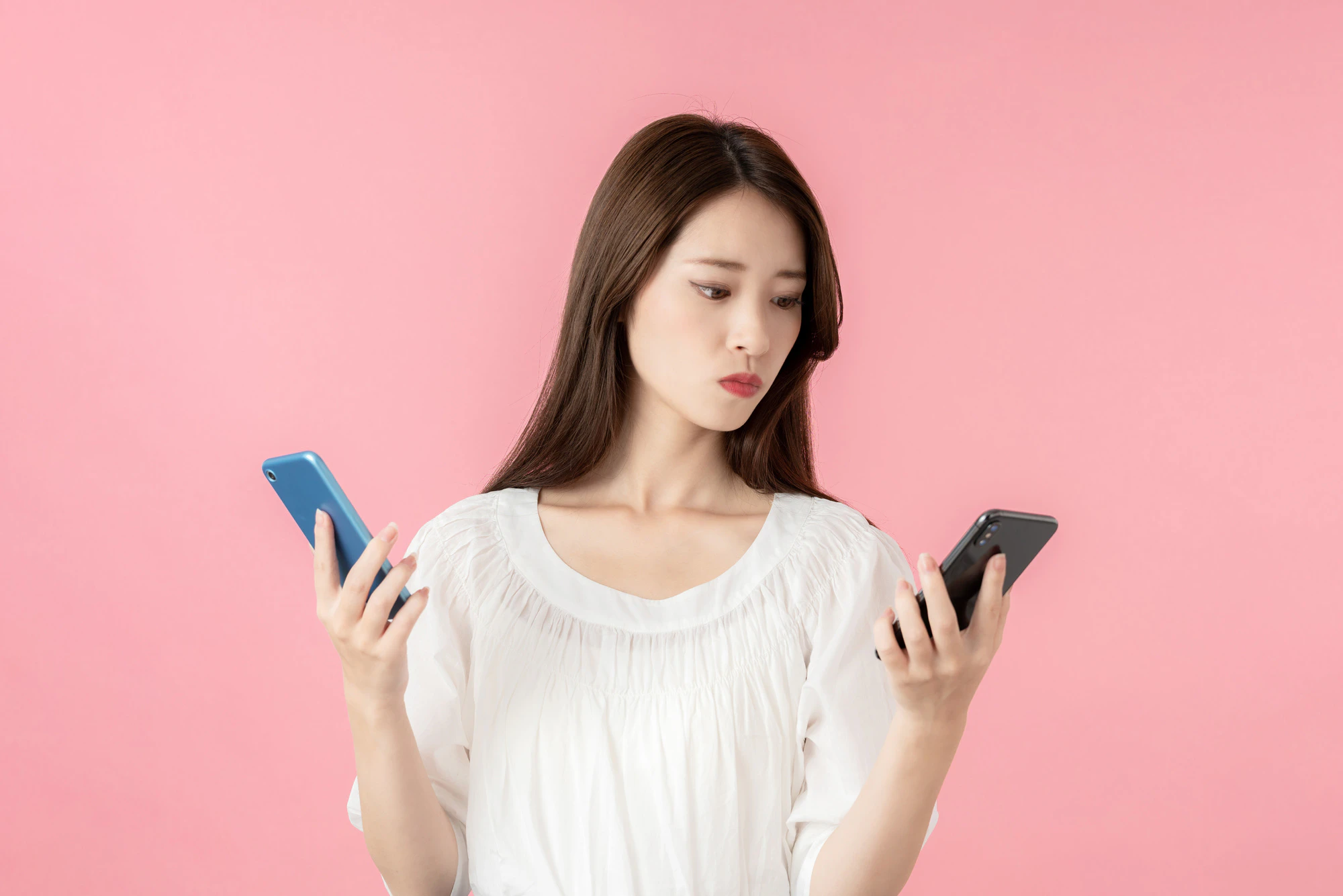 スマホを比較する女性