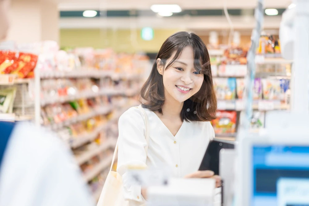 コンビニで買い物をする女性