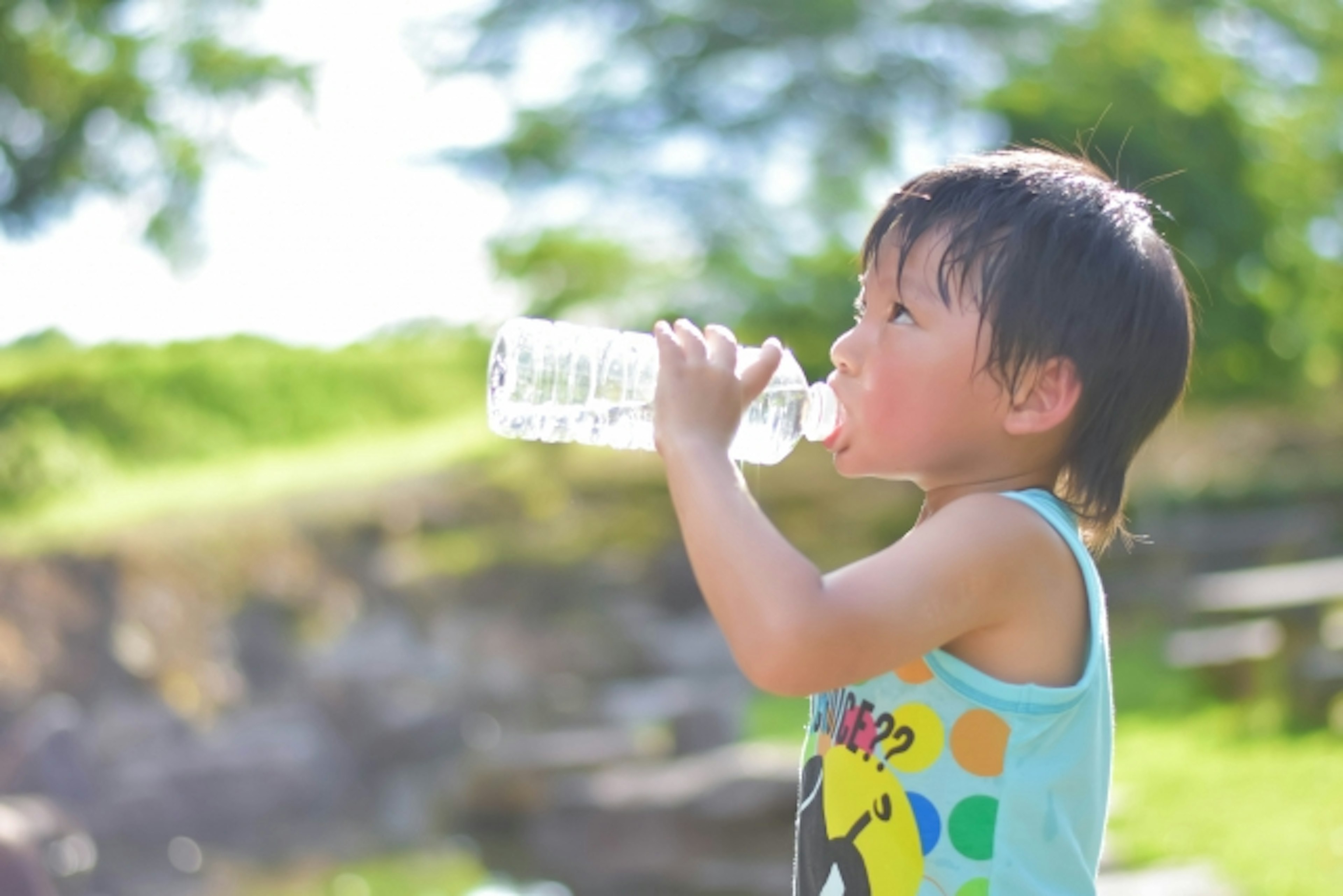 梅雨時期も赤信号！注意したい子どもの熱中症対策