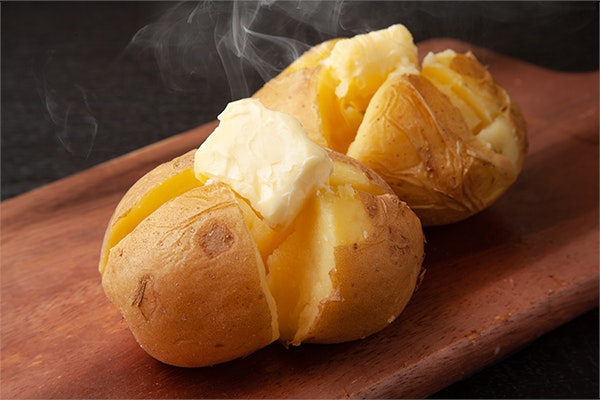 緑色や芽が出たじゃがいもは食べられる?保存方法と消費レシピ5選