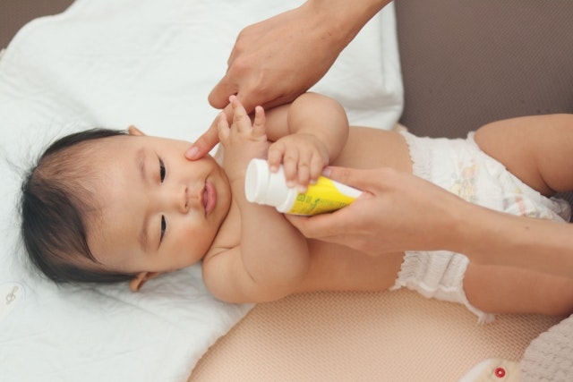 子どものお風呂上がり、いつまで保湿するべき?注意点についても解説