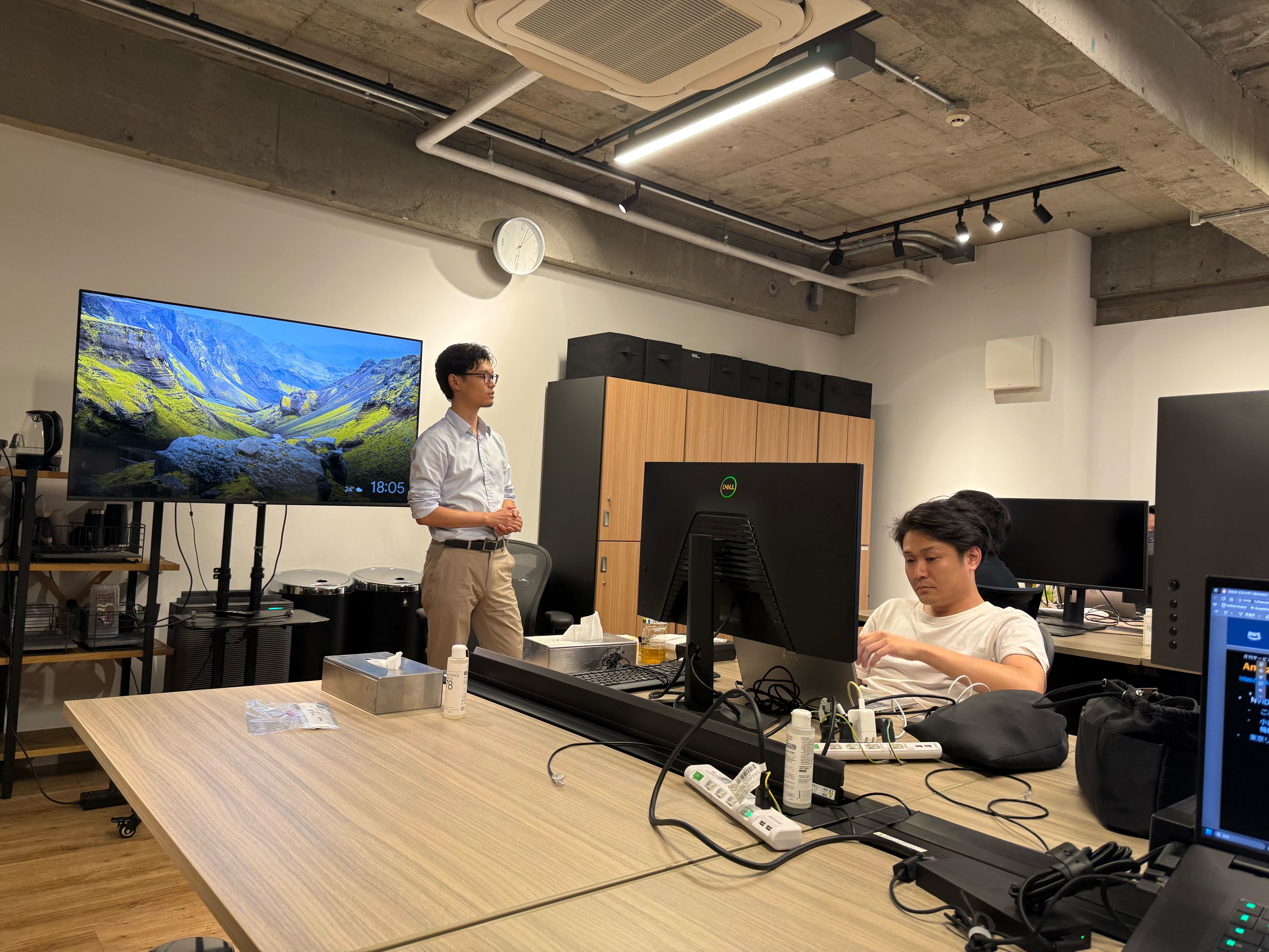 開発部部長 久保「社員同士のナレッジシェア・交流を目的に、月1回の頻度でLT会を開催しています。登壇は自主希望に任せており、強制ではありません。各位、仕事の話、技術の話、最近のマイブームなど、好きなテーマで話してOKです」