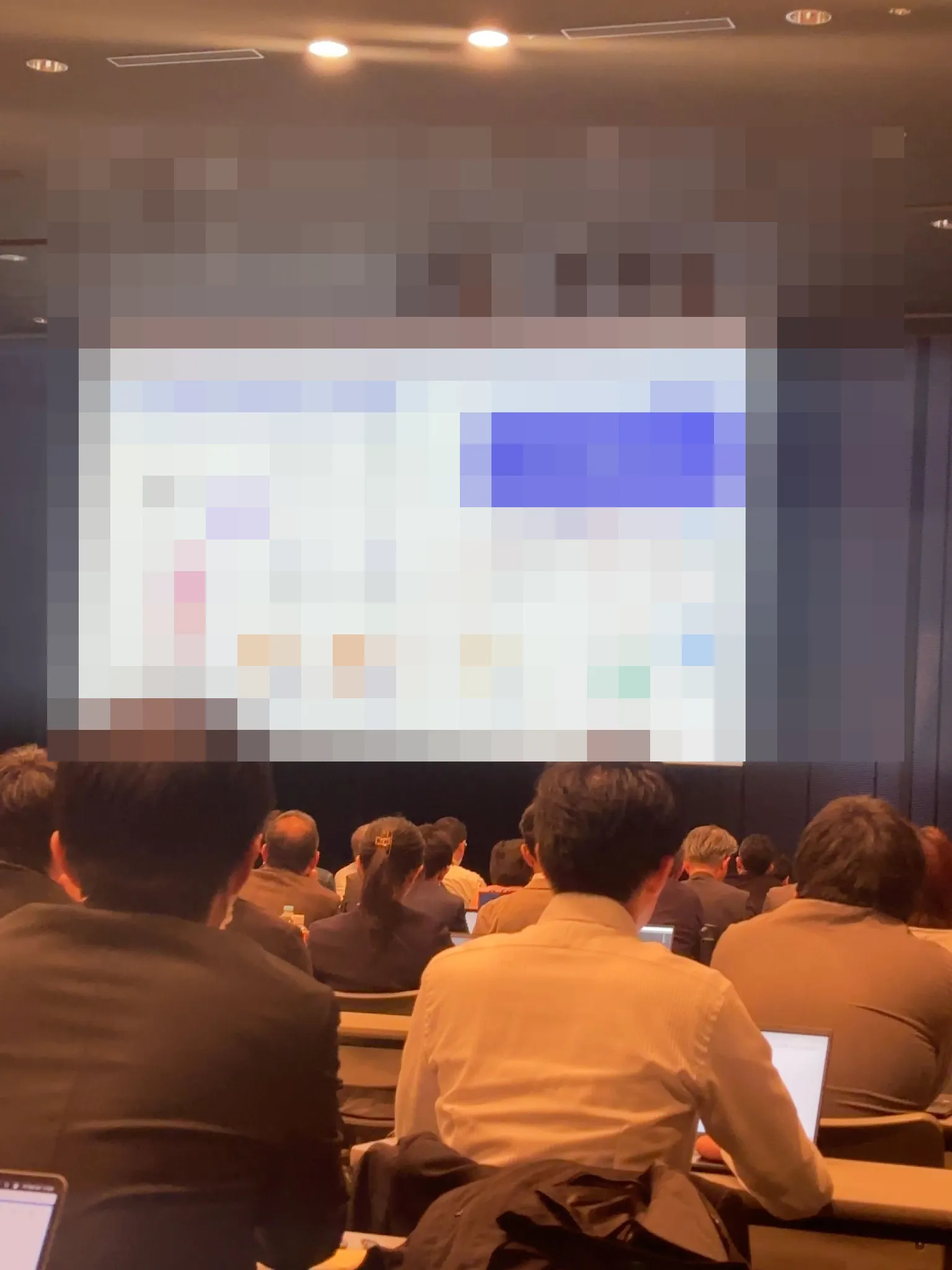 カンファレンス中の様子(投影内容はモザイク処理しております)