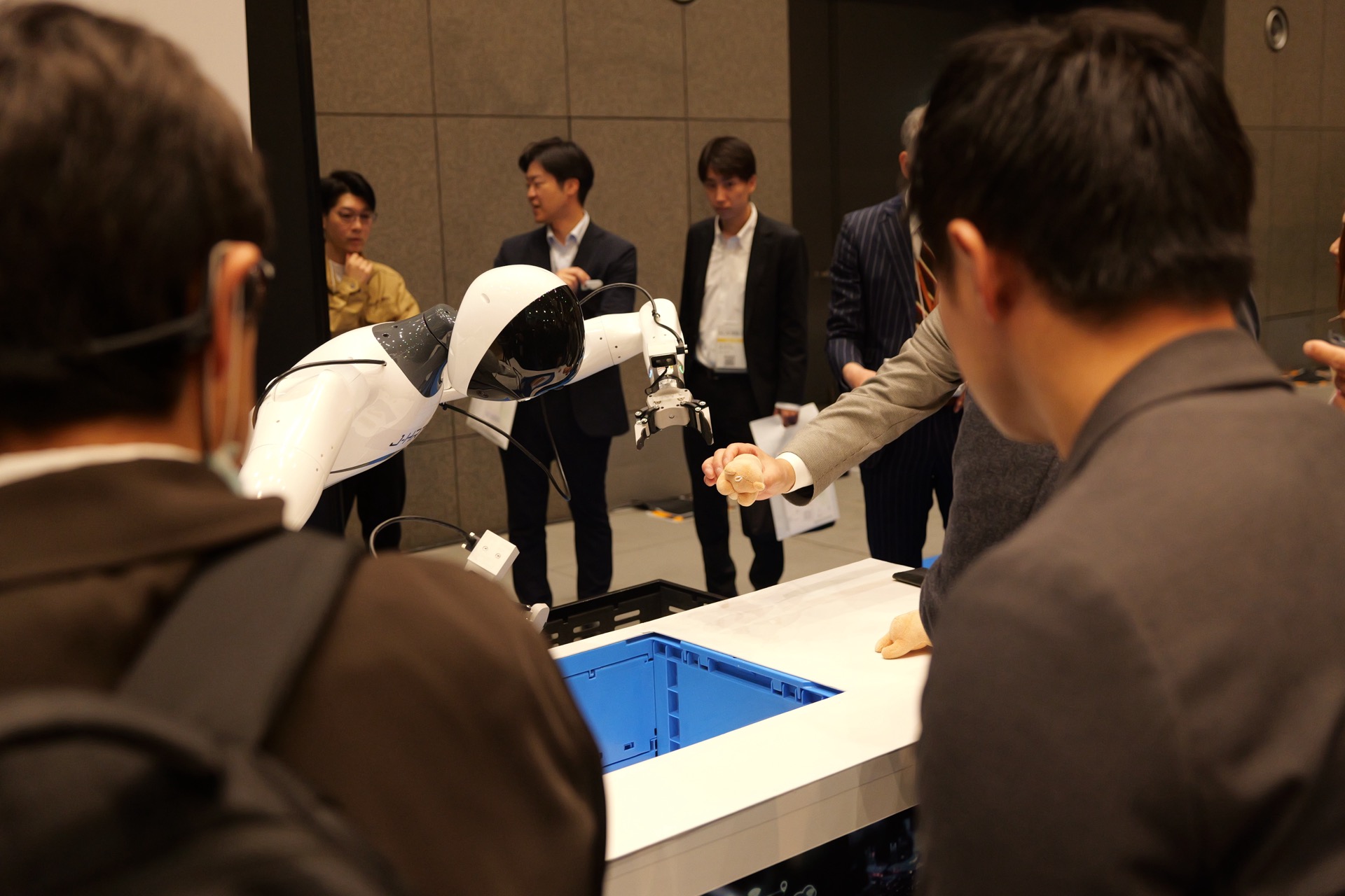 ロボットアームのデモンストレーション