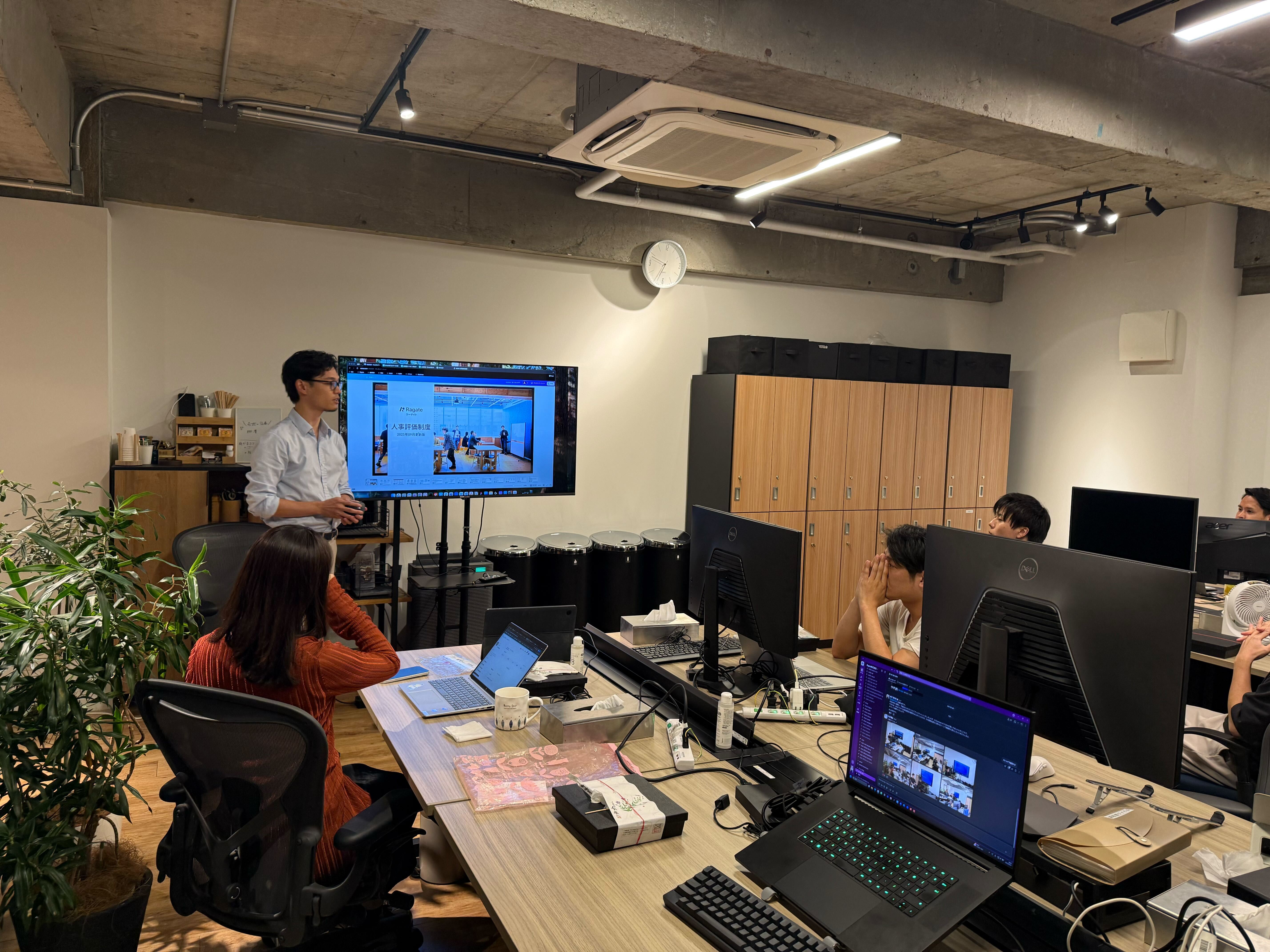 「会社と社員が、一緒に成長する」をテーマにした人事評価制度について久保より解説