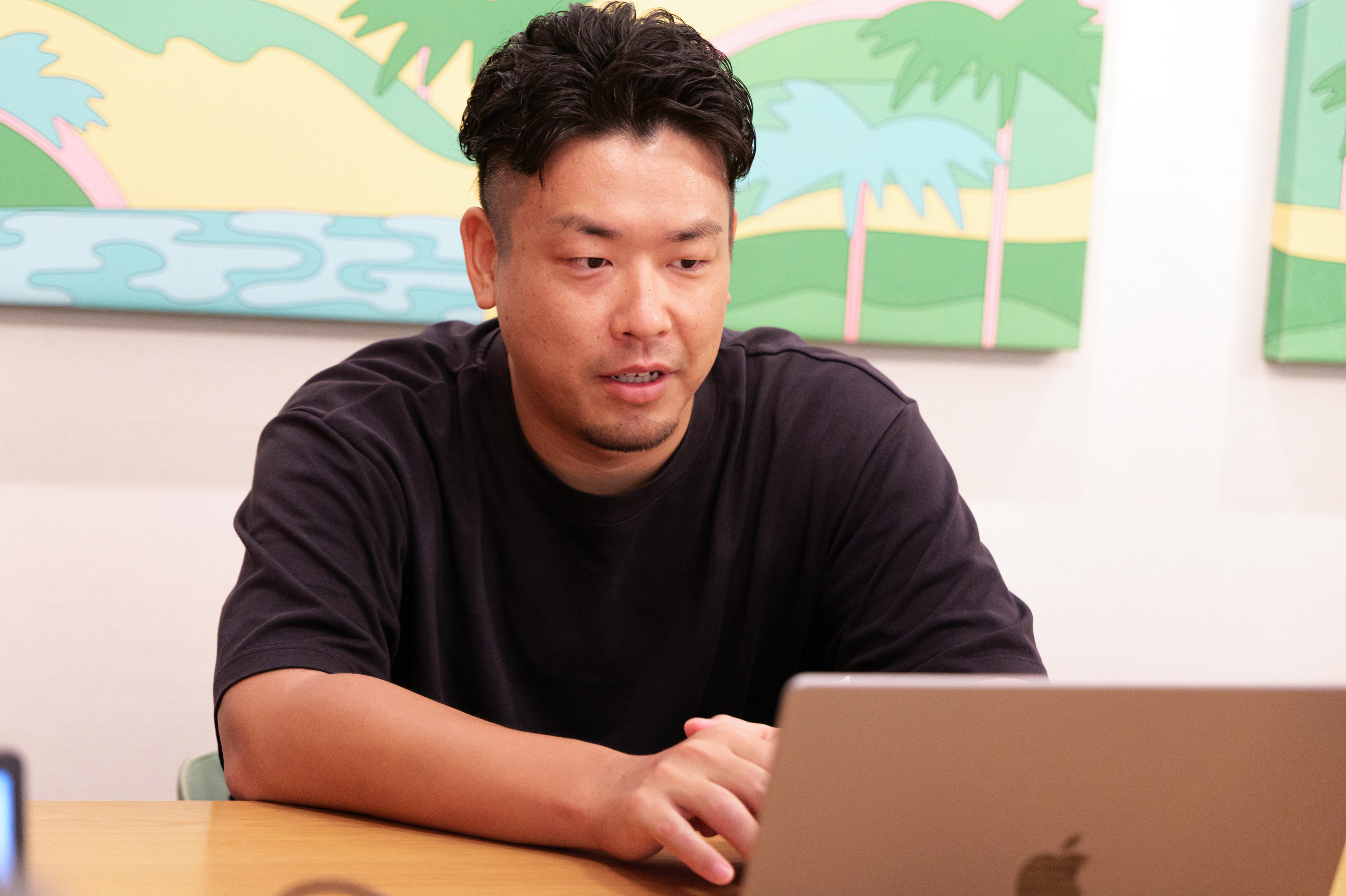 「Ragateさんには、毎朝約30分の『エンジニア朝会』に参加してもらっています。Ragateさんの発案により、この朝会で各メンバーの進捗フローを報告してもらう形にすることで、進捗状況の透明性が向上しました。」（磯本様）
