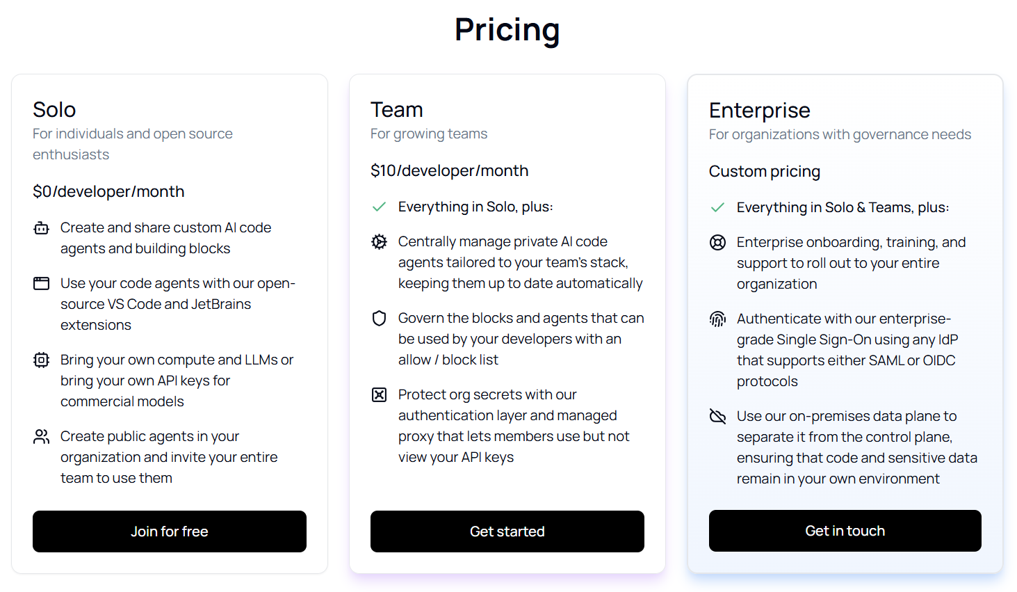 個人は無料で始められ、チームは管理機能付きの有料プラン、企業はガバナンス・セキュリティ強化のカスタムプランという3階層構造になっています。