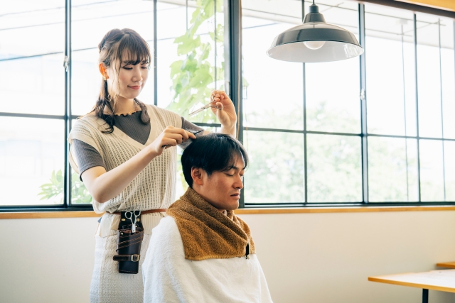 美容師は育児と両立できる？ママ美容師が抱える悩みや働き方も紹介