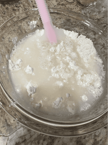 水をいれて材料を混ぜ合わせる