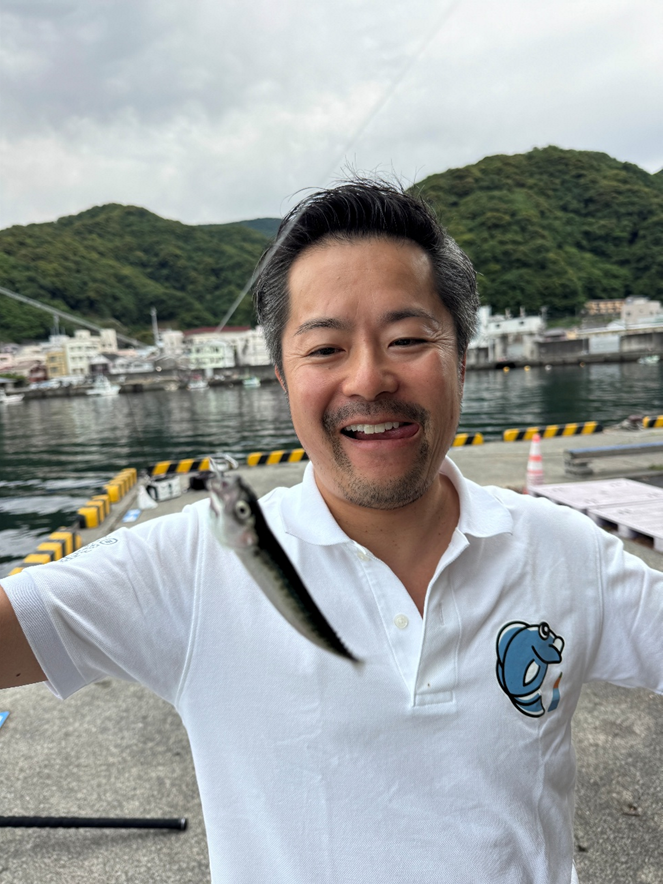 釣りドコ ブログ ごっとりくんの釣り日記　釣り場を予約できる？漁港で安心して釣りが楽しめる「海釣りGO」を利用してみた件　～釣行編～　田子漁港　コサバを釣り上げ嬉しそうなTAKAP　写真