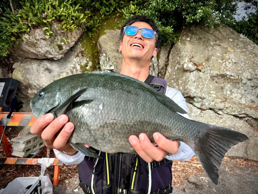 釣りドコ ブログ ごっとりくんの釣り日記　釣り場を予約できる？漁港で安心して釣りが楽しめる「海釣りGO」を利用してみた件　～釣行編～　田子漁港　大型メジナを釣り上げたごっとりくん写真