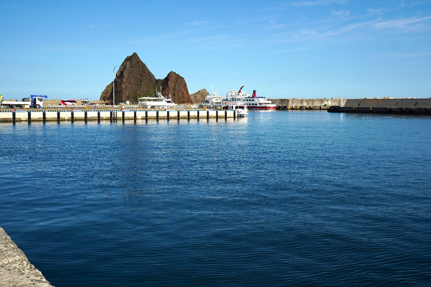 釣りドコ　ブログ　～海の安全対策を学びたい Vol.2～　海難救助サービスよびもり　　知床半島　ウトロ港　ゴジラ岩観光船　海　三角岩　写真