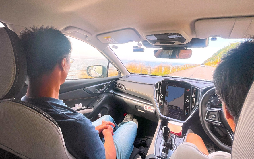 釣りドコ　ブログ　～海の安全対策を学びたい Vol.1～　海難救助サービスよびもり　　ウトロに向かう車内の様子　タカピーとごっとりくん　写真