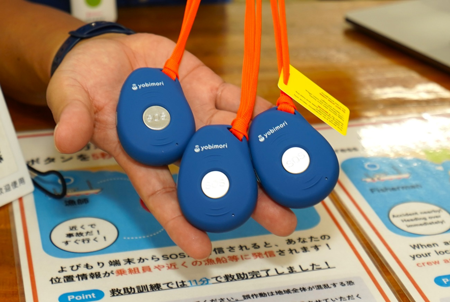 釣りドコ　ブログ　～海の安全対策を学びたい Vol.3～　海難救助サービスよびもり　　知床半島　ウトロ　ゴジラ岩観光の店内　レンタル用よびもり　写真