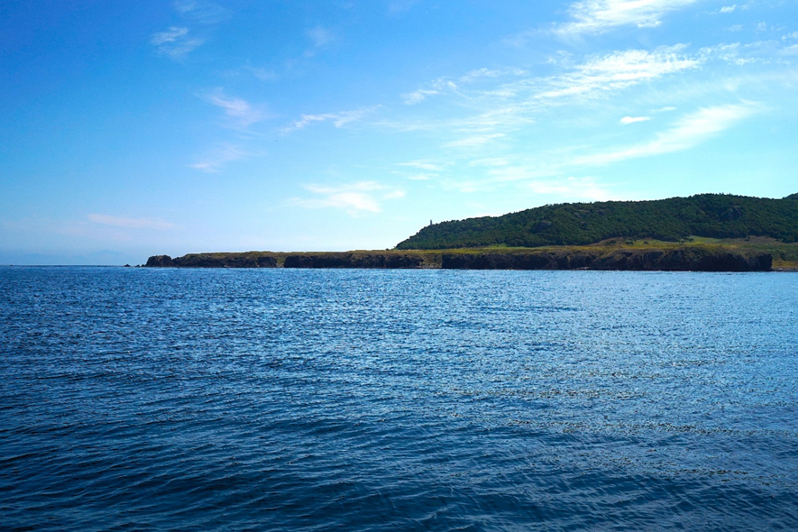釣りドコ　ブログ　～海の安全対策を学びたい Vol.1～　海難救助サービスよびもり　　知床の海上から陸を望む　写真