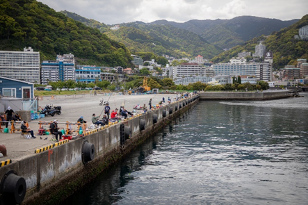 ～東伊豆の釣り場案内　熱海市～伊東市エリア　～　熱海港海釣り施設に隣接する岸壁　釣り場写真
