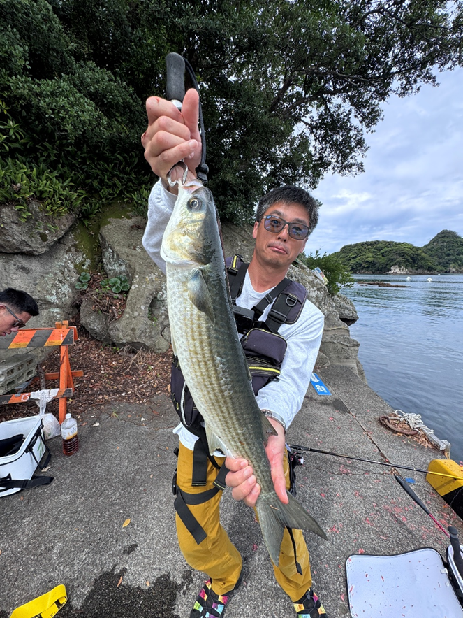 釣りドコ ブログ ごっとりくんの釣り日記　釣り場を予約できる？漁港で安心して釣りが楽しめる「海釣りGO」を利用してみた件　～釣行編～　田子漁港　大型のボラを釣り上げたごっとりくん写真