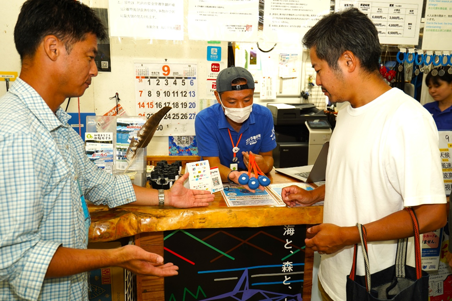 釣りドコ　ブログ　～海の安全対策を学びたい Vol.4～　海難救助サービスよびもり　　知床半島　ウトロ　ゴジラ岩観光の店内　よびもり貸与時　タカピーとごっとりくん　写真